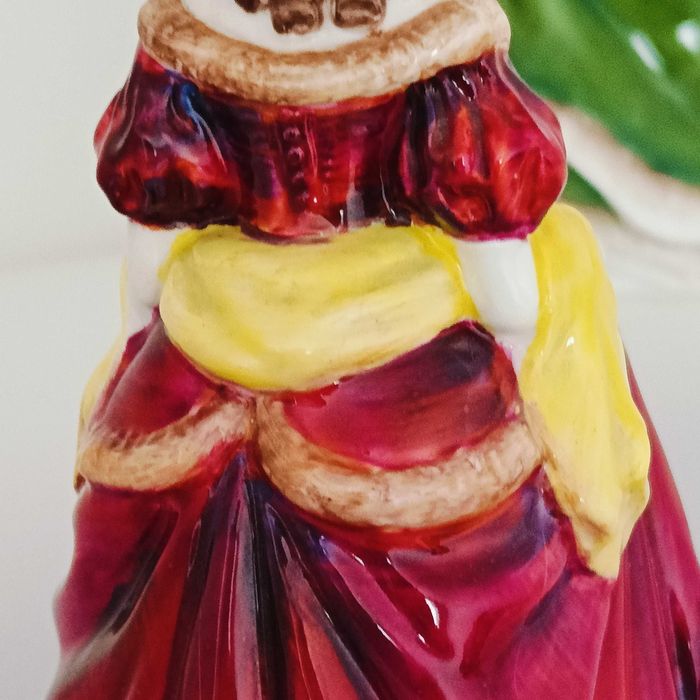 DAMA**figurka w czerwonym stroju porcelana COALPORT 1945+