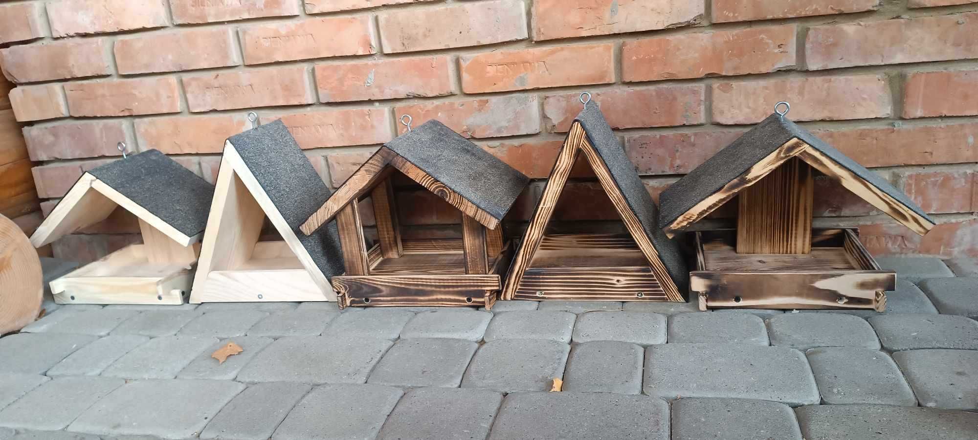 Karmnik dla ptaków, drewniany trójkątny.