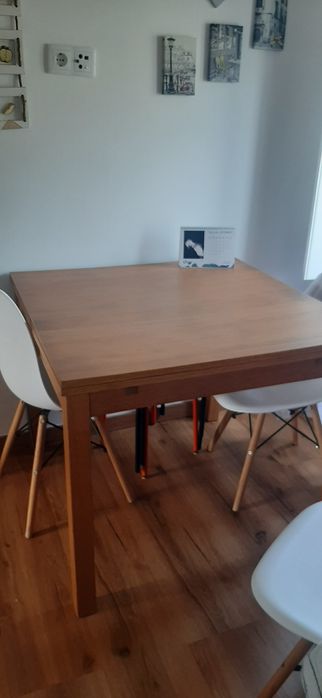 Conjunto mesa extensível e 4 cadeiras