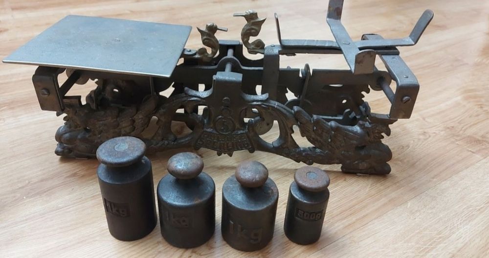 Staraz żeliwna waga szalkowa Juliusz Speling z odważnikami