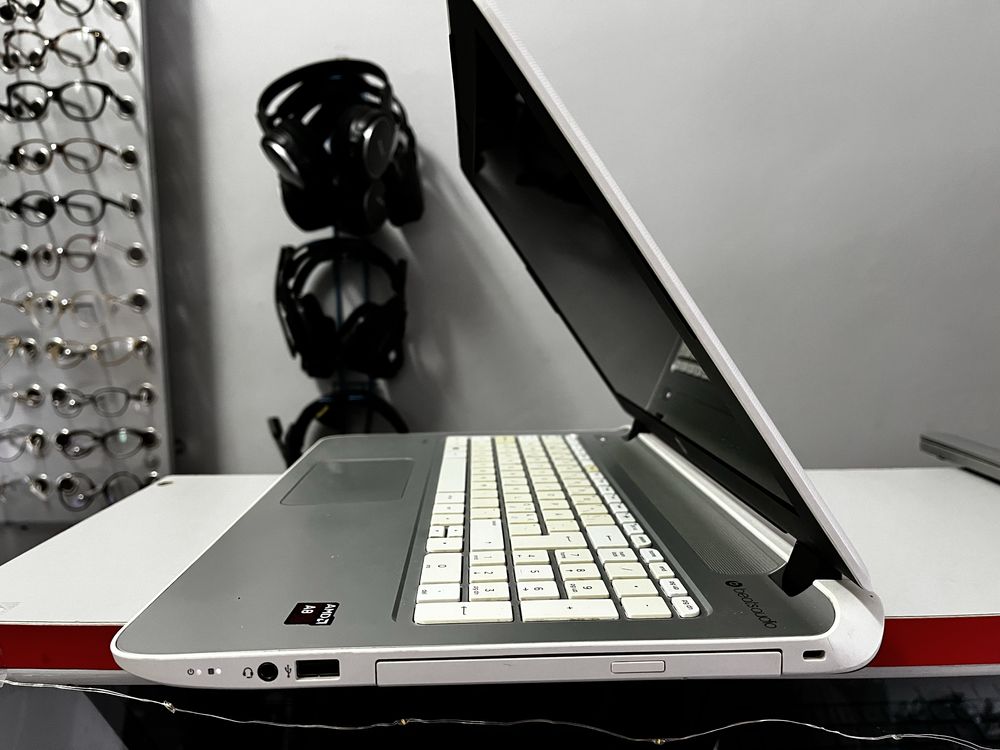 Ноутбук HP Pavilion 15  AMD A8-6410 Radeon R5