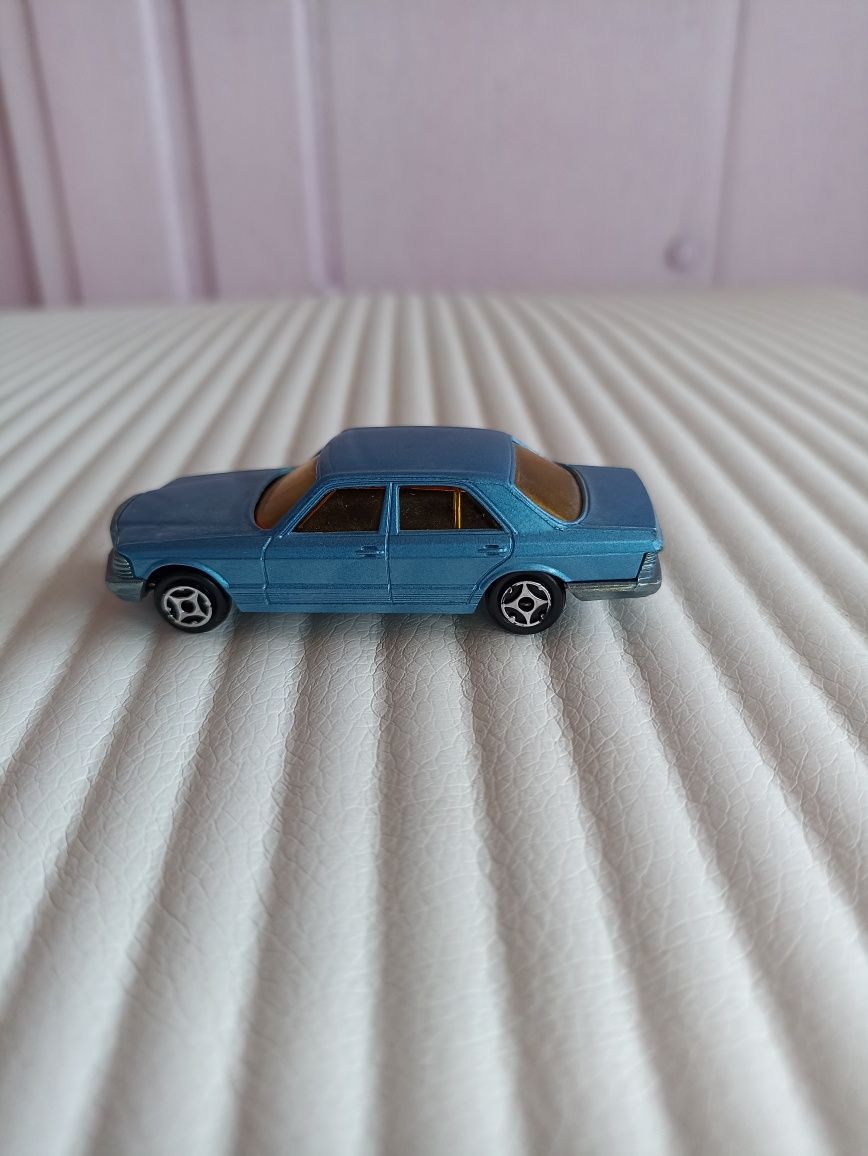 Коллекционная машинка mercedes 280 se. Игрушка