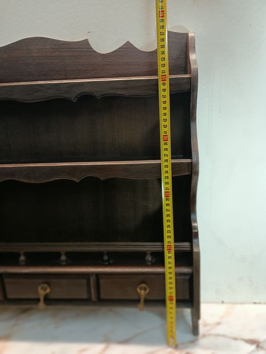 Mostrador em madeira aplicação á parede com três gavetas.
Medidas 60/5