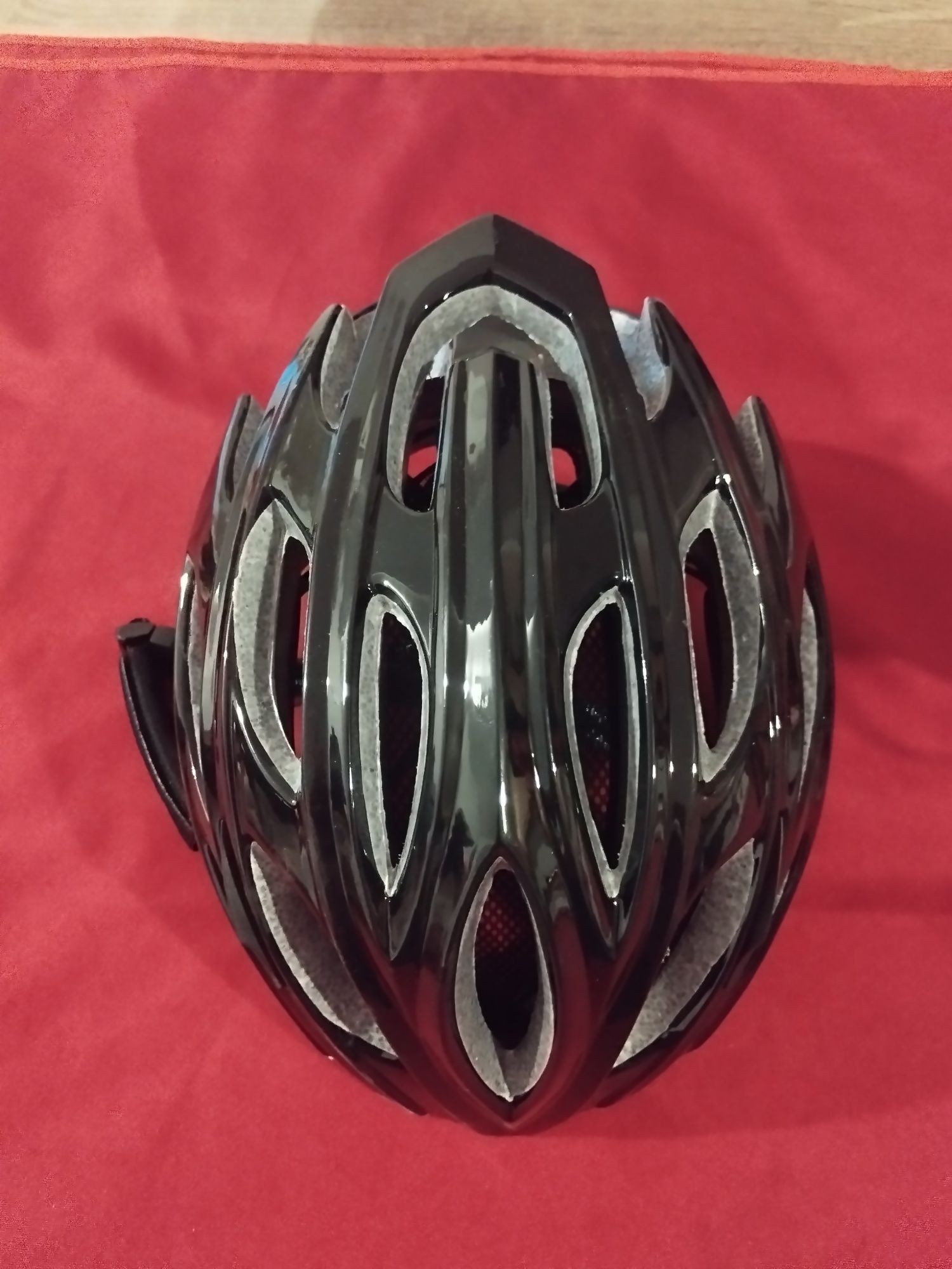 Dois capacetes de ciclismo