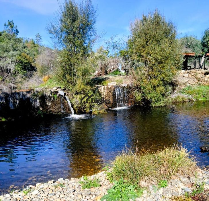 Duas moradias à beira da ribeira