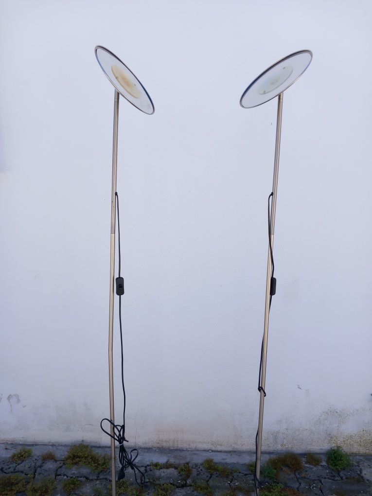Dois candeiros de pé