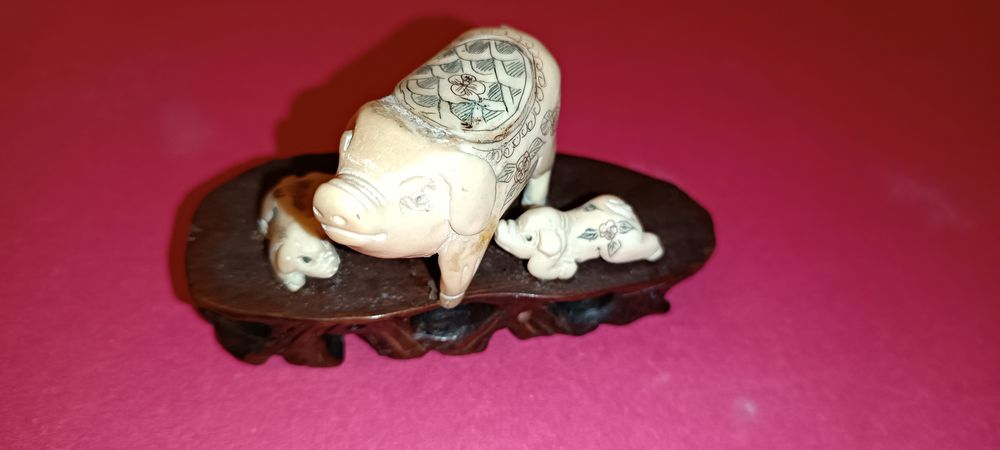Antigo netsuke a representar porca e as suas crias