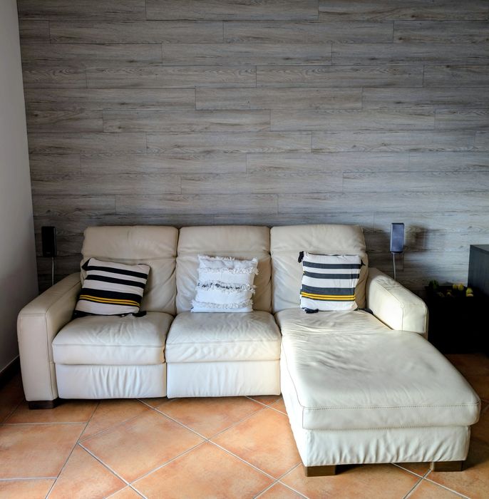 Sofá chaise longue em pele tons de creme