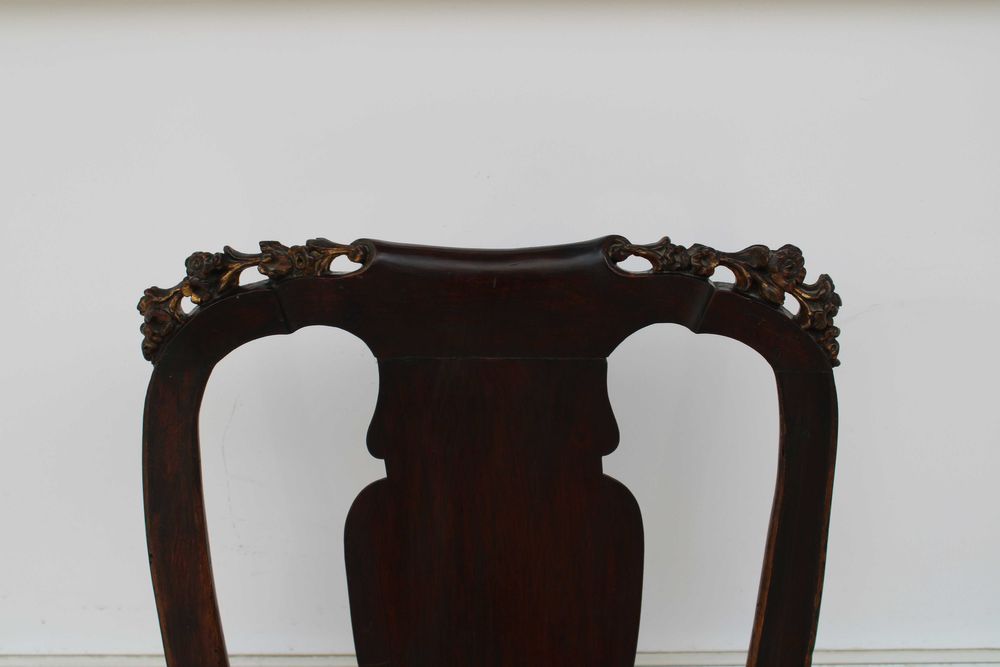 Cadeirão D. José em Nogueira, com entalhamento em Dourado