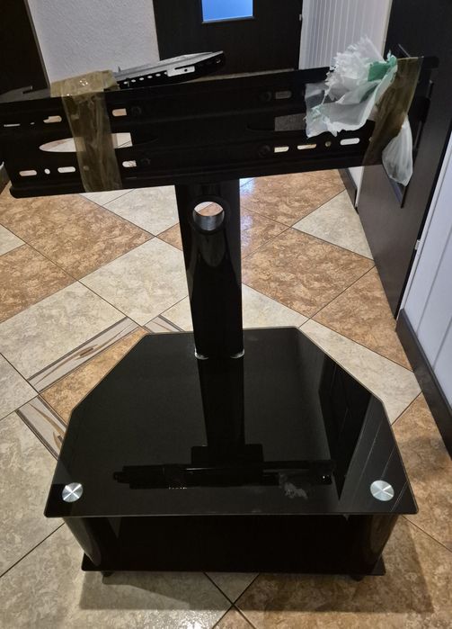 Stoliki RTV szklane: w kolorze czarnym i kolorze jasmym