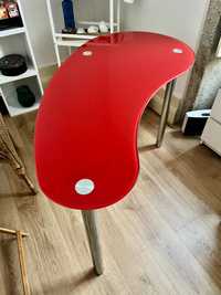 Mesa vermelha de vidro
