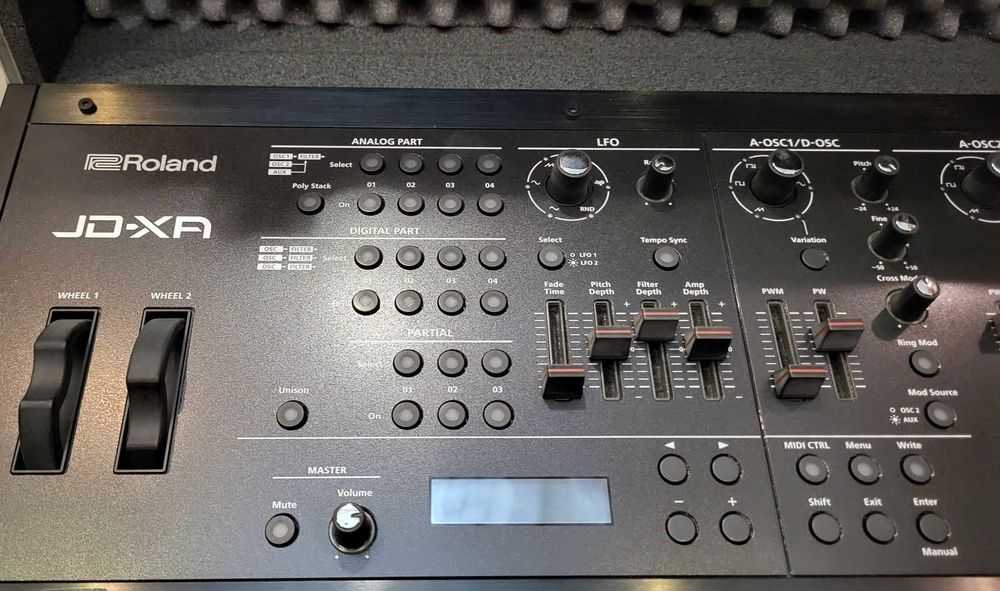 Roland JD-XA com flight case e overlays preto mate
