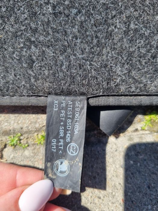 Dwustronna mata wykładzina tapicerka bagażnika Octavia III 3