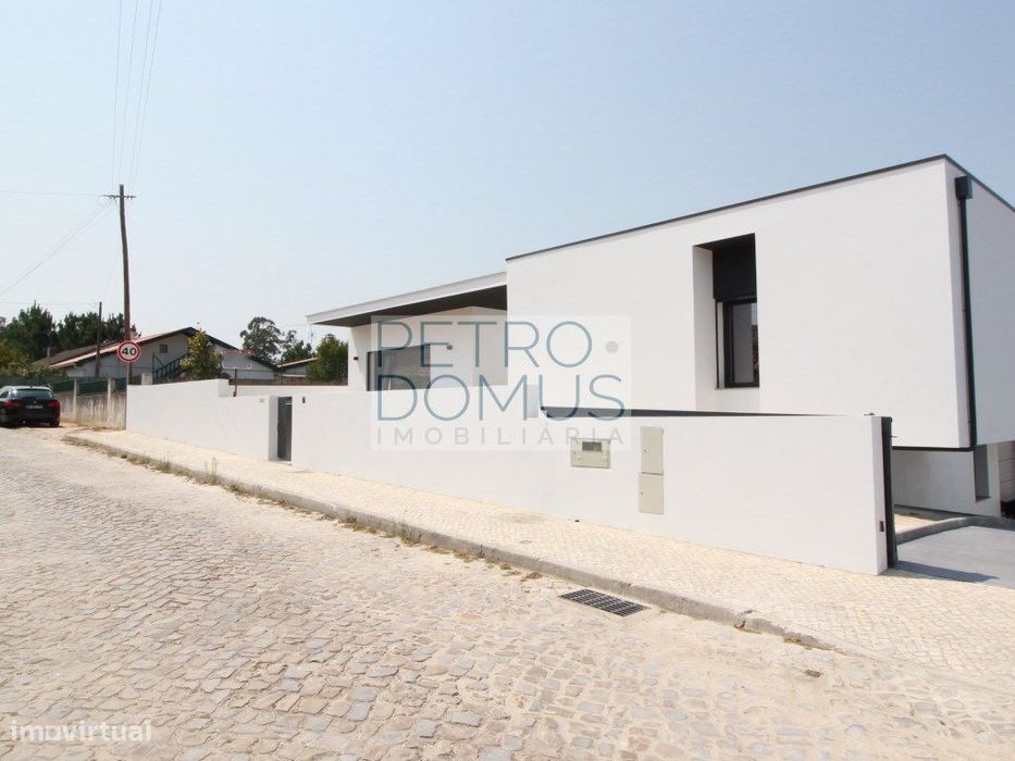 Moradia Isolada De Cave E R/C