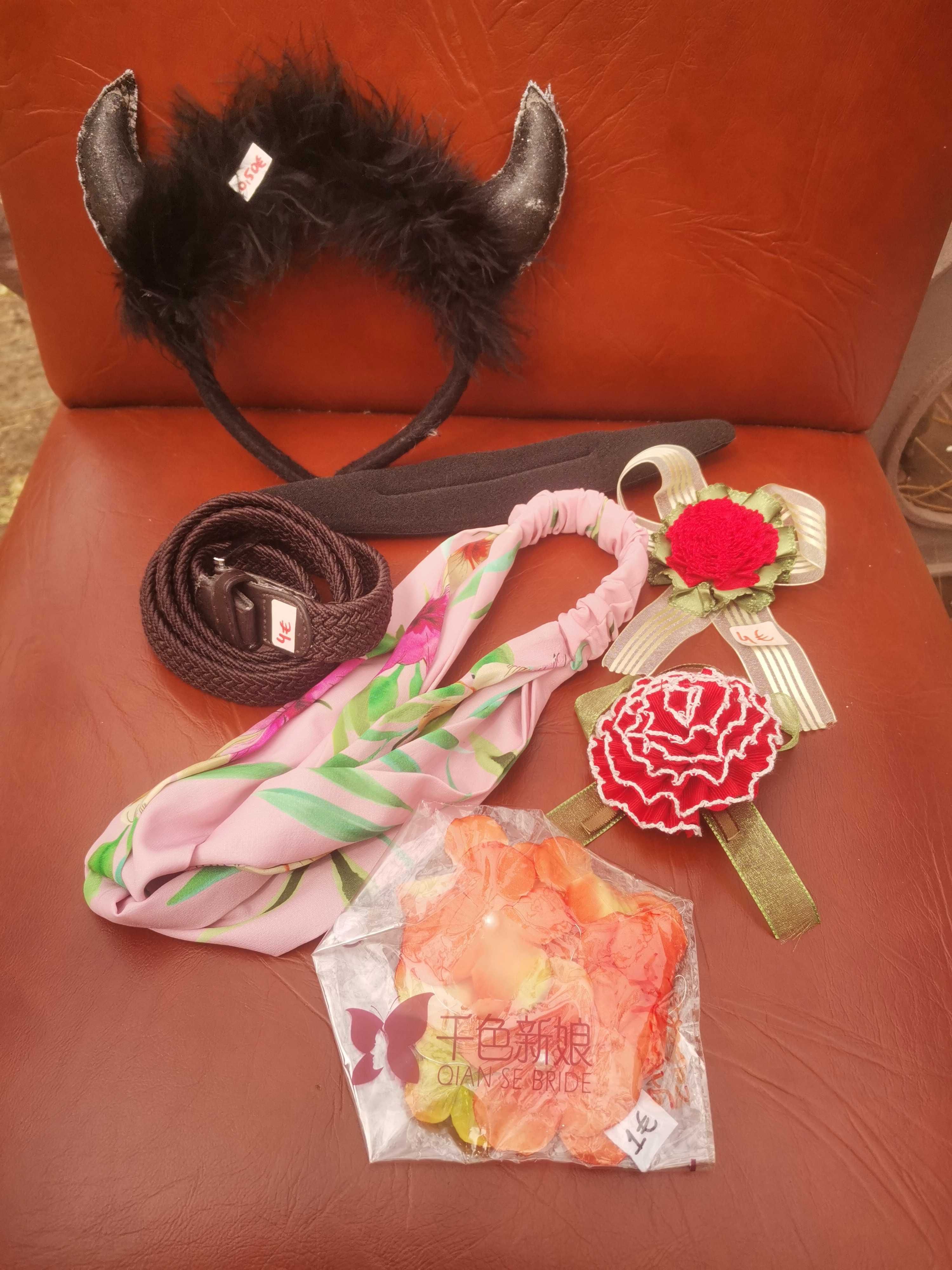 Acessórios de cabelo, cinto, broches