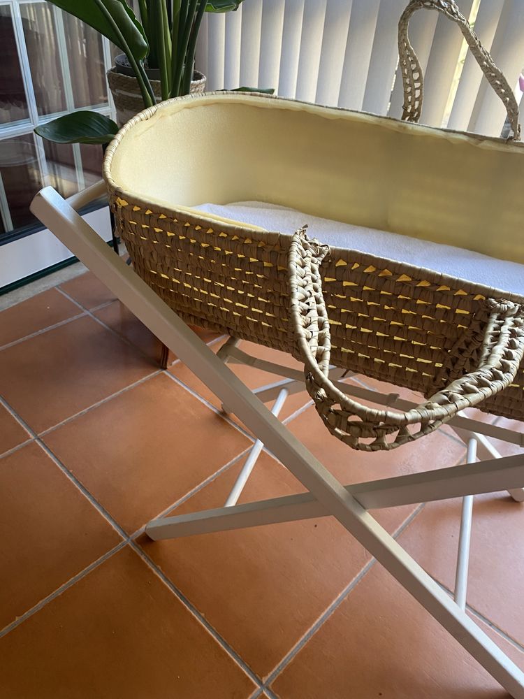 Cesto bebé de verga com apoio de madeira