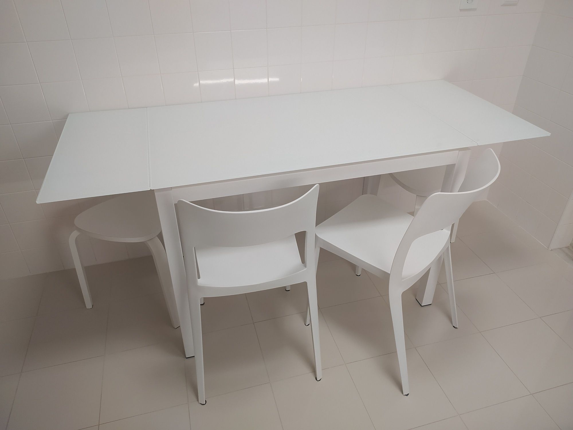 Conjunto de mesa, cadeiras e bancos de cozinha