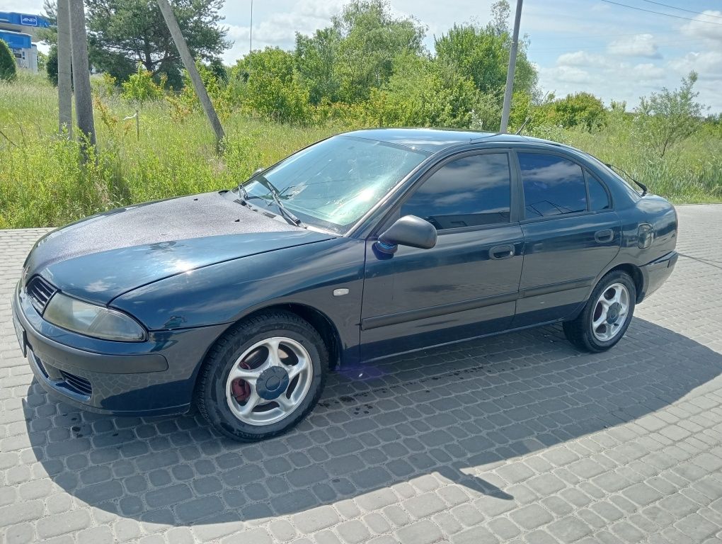 Легковий автомобіль mitsubishi