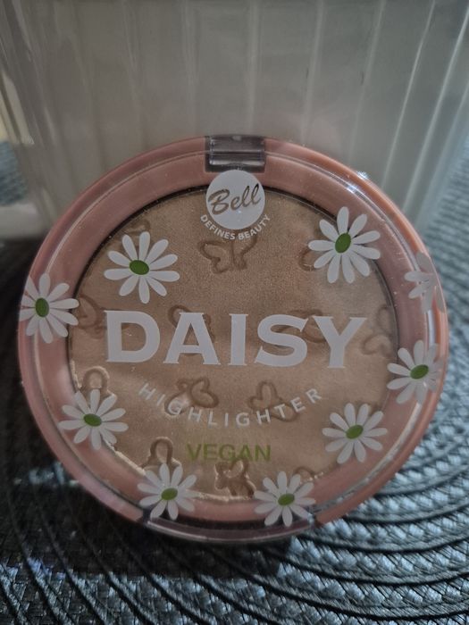 Delikatny rozświetlacz do twarzy od Bell