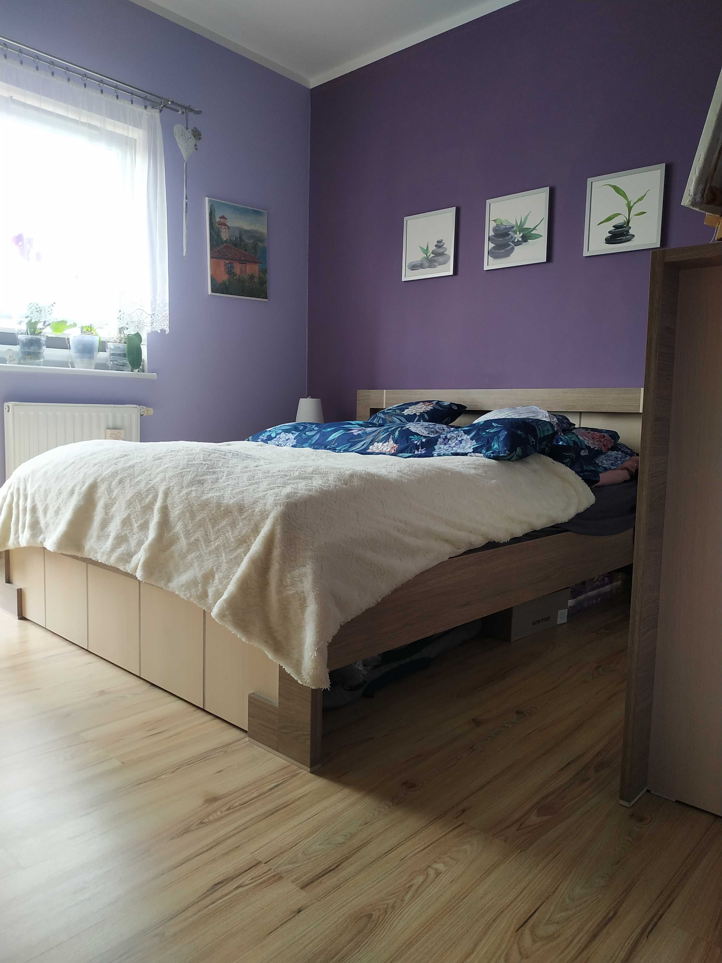 Sypialnia Vox łóżko, komoda i półka na książki.