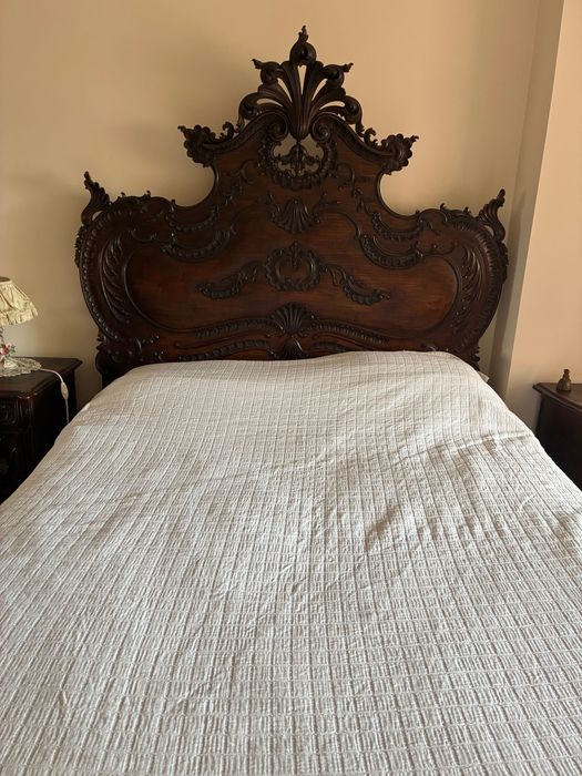 Cama de casal D. João V bem conservada.