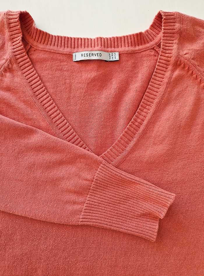 Sweter dekolt w szpic bawełna 100%, czerwono-pomarańcz., Reserved– M