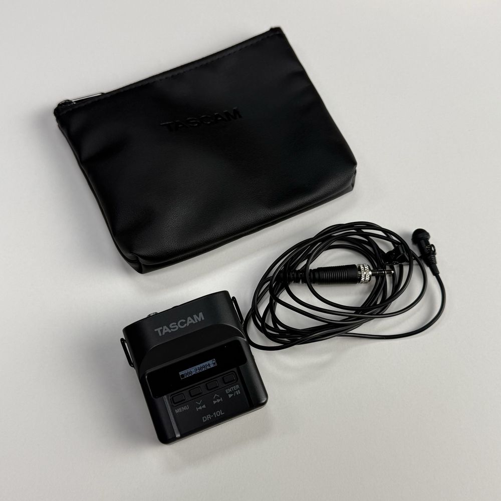 Рекордер Tascam DR-10l с петличным микрофоном