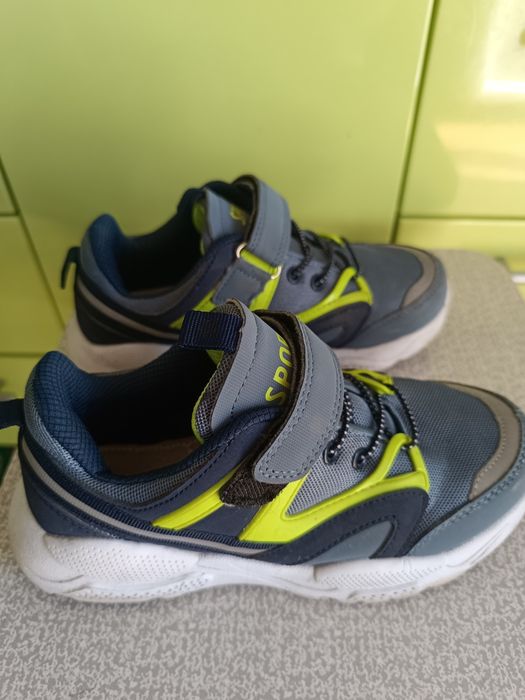 Продам кроссовки на мальчика Tomm
