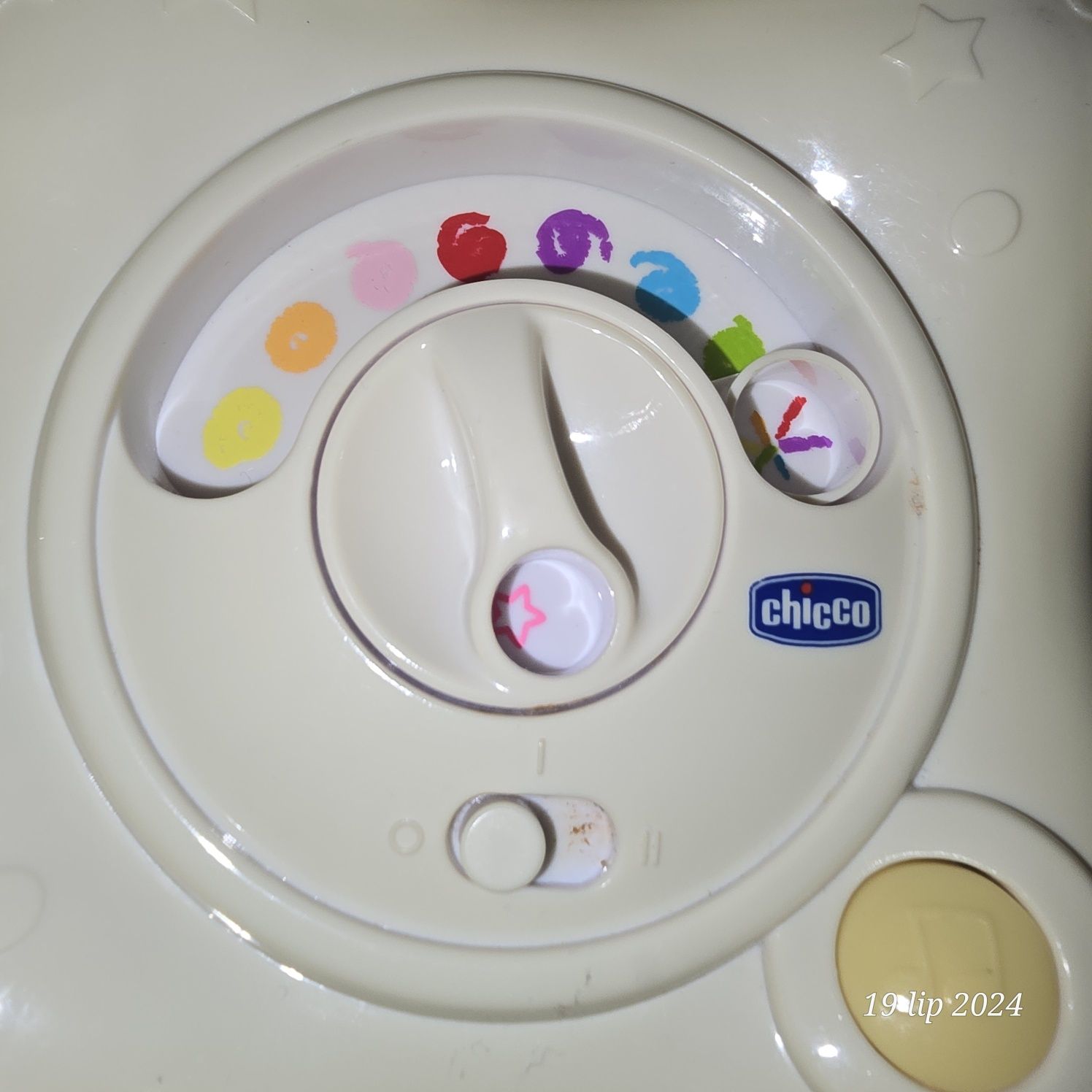 Chicco lampka grająca pozytywka model 02430 tęczowa kostka projektor
