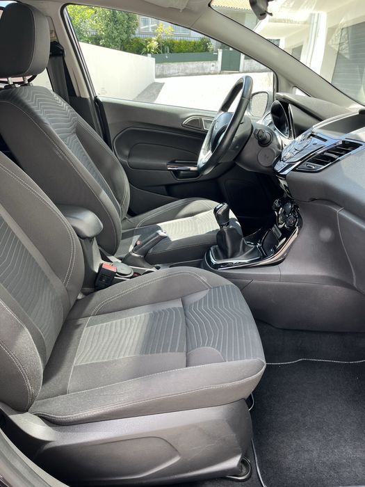 Ford Fiesta Titanium 2015 – Excelente Estado e Baixo Consumo