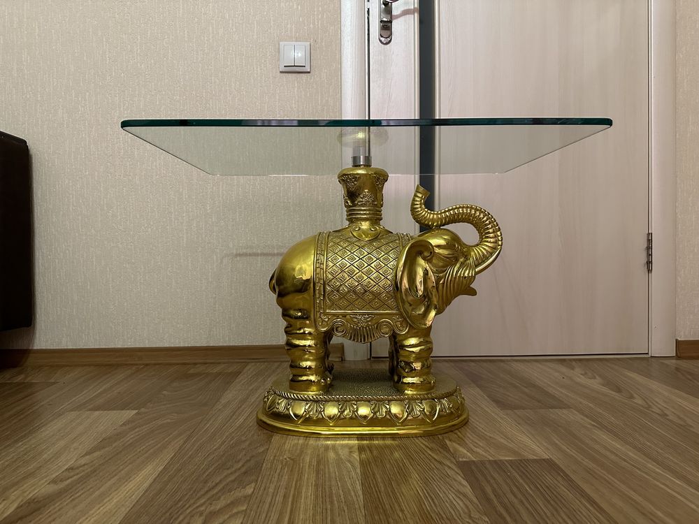 Журнальний стікляний стіл з золотим слоном 700х500мм.