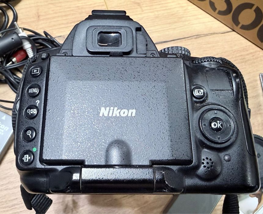 Aparat, lustrzanka Nikon D5000 z obiektywem 18-55 mm oraz 55-200