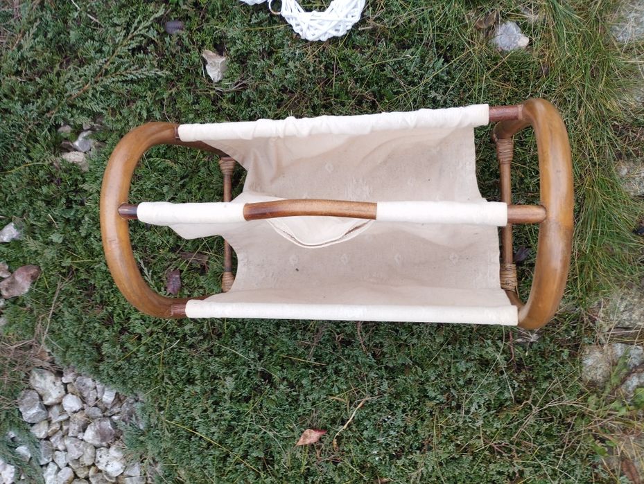 Stojak na gazety z drewna.