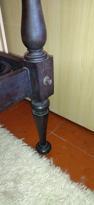 Cama de casal vintage mogno com estrado