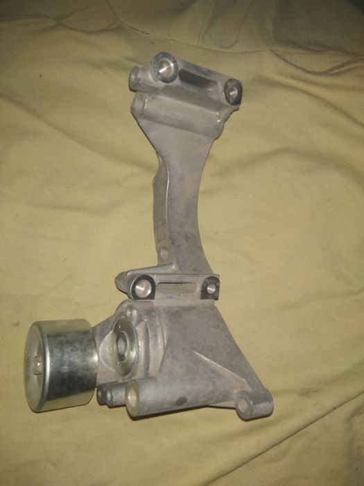 Натяжитель ремня .Тайота Ленд Крузер 200. 4.5 дизель