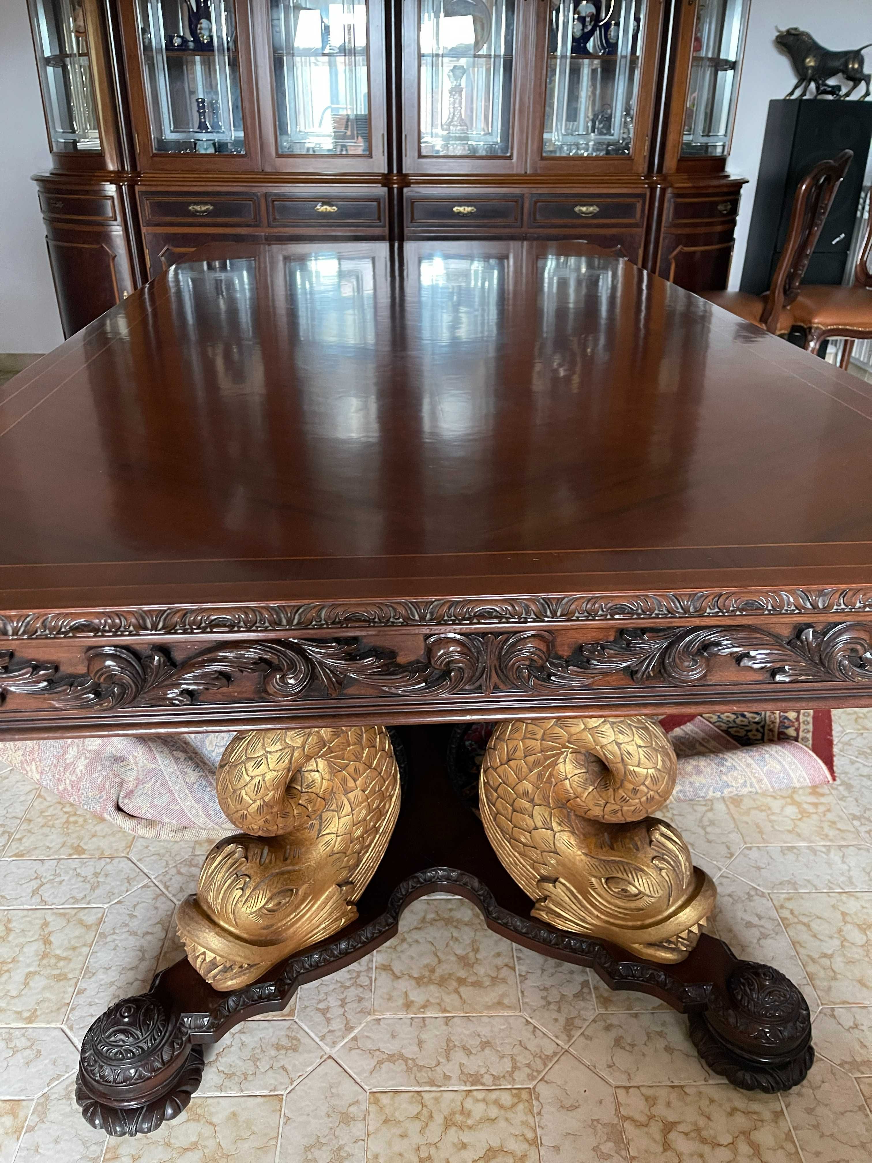 Mesa muito grande com moldura com 6 cadeiras e 2 cadeirões