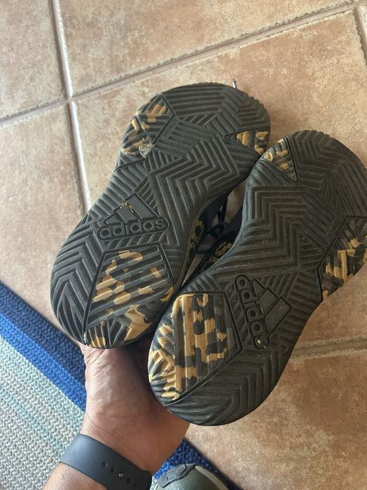 Sapatilhas de crianca