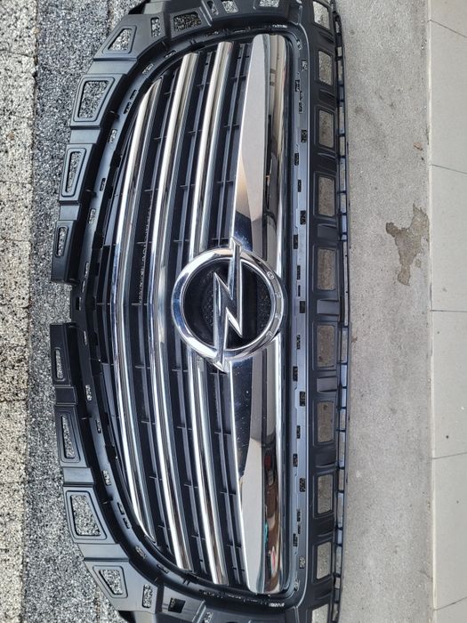 Gril insignia przed lift