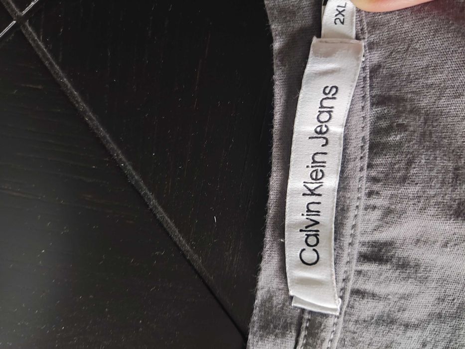 T-shirt Calvin Klein cinzenta