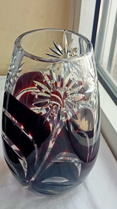 Wazon kryształowy Mimoza szlifowane gwiazdy bordowe pasemka huta Julia