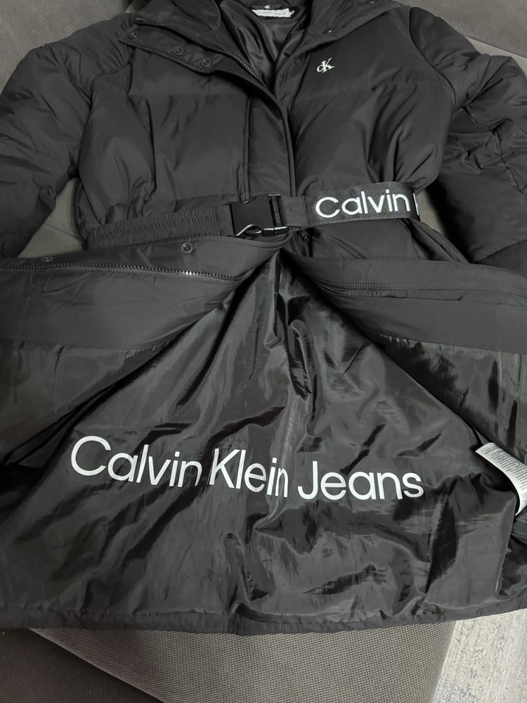 Calvin klein срочно продам пуховик