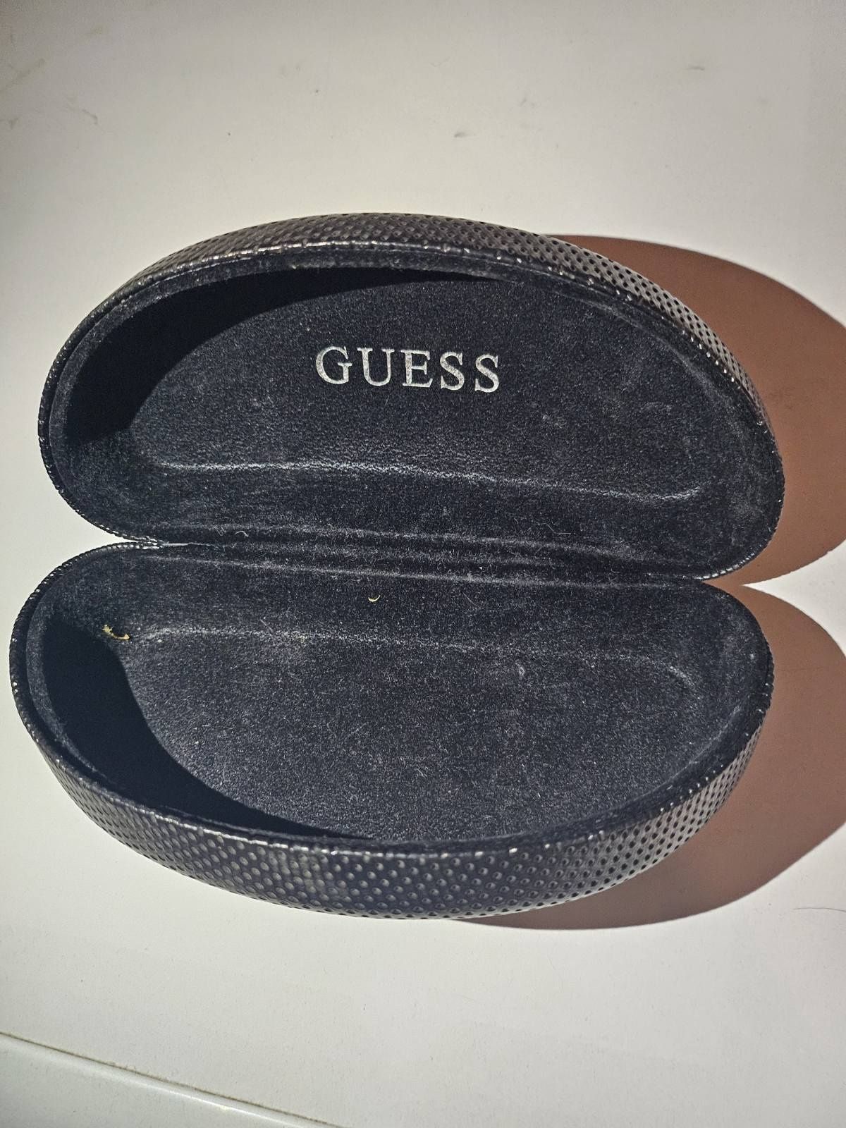 Продам орігінальні вінтажні футляр Guess.