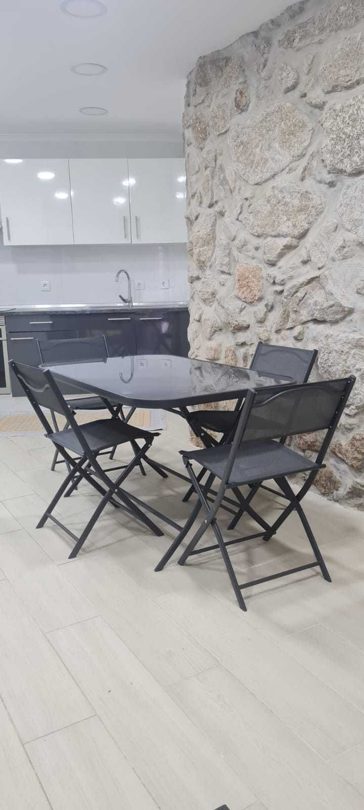 Conjunto Mesa com 4 Cadeiras - Quase Novo (3 Meses de Uso)