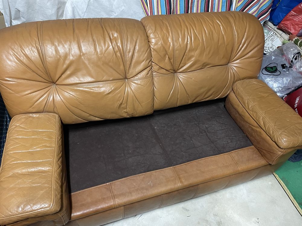 Sofa de dois lugares em pele pura
