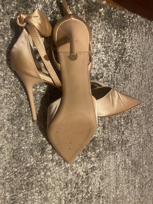 Sapato cetim bege tamanho 40