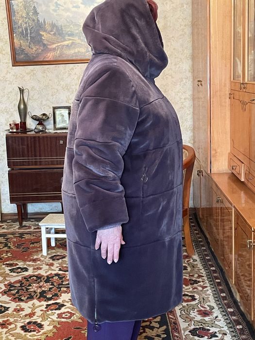 Нове хутряне пальто з капюшоном.