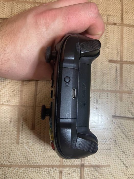 Xbox Series S з чорним геймпадом та гарнітурою