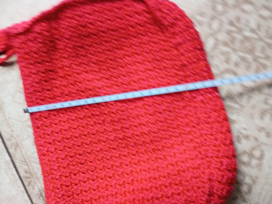 Ładna czerwona szydełkowa torebka