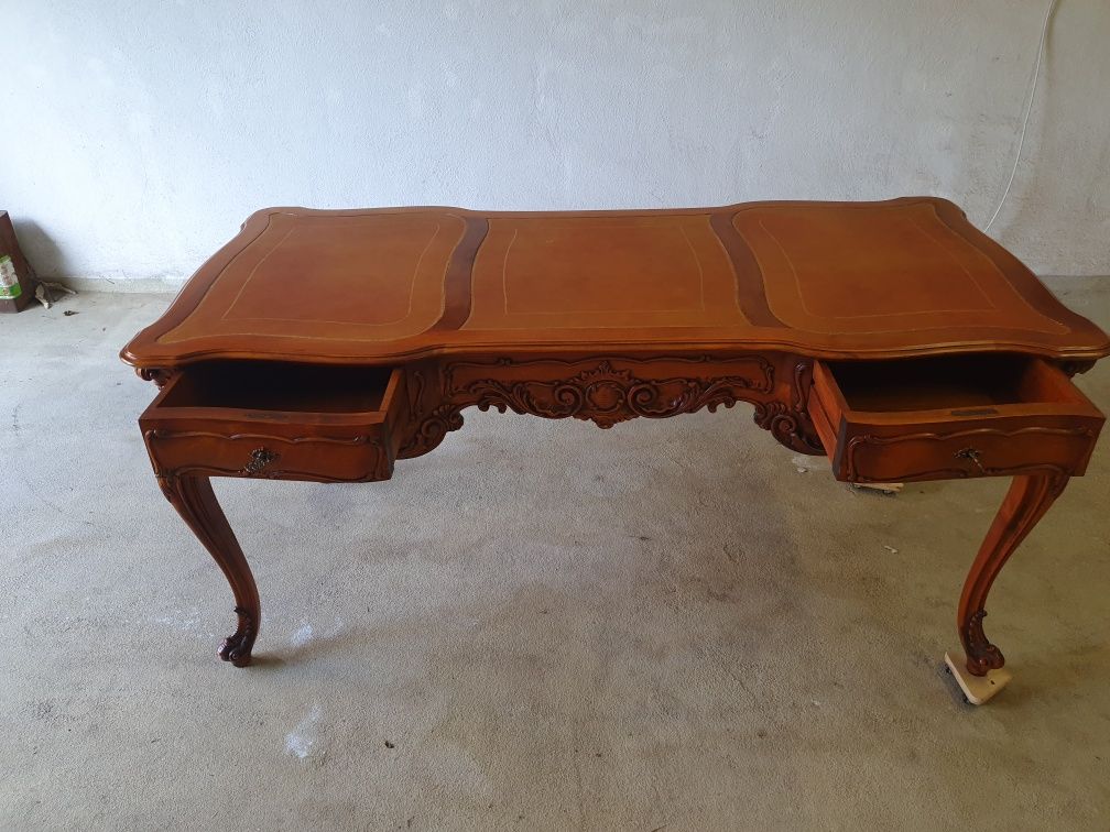 Piękne włoskie drewniane stylowe biurko.