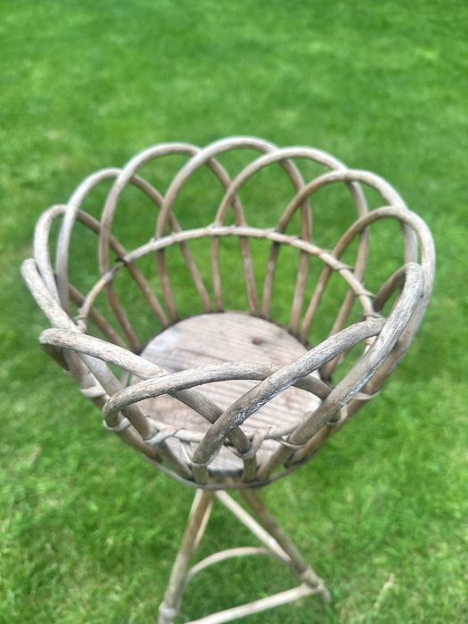 Kwietnik wiklinowy stojący vintage do renowacji